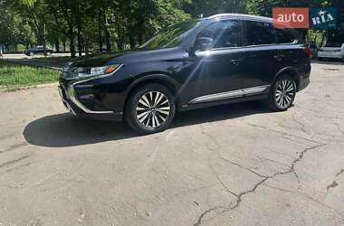 Внедорожник / Кроссовер Mitsubishi Outlander 2019 в 