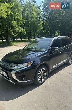Внедорожник / Кроссовер Mitsubishi Outlander 2019 в 