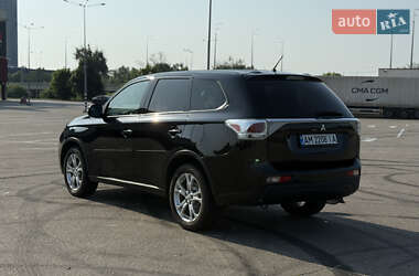 Позашляховик / Кросовер Mitsubishi Outlander 2014 в 