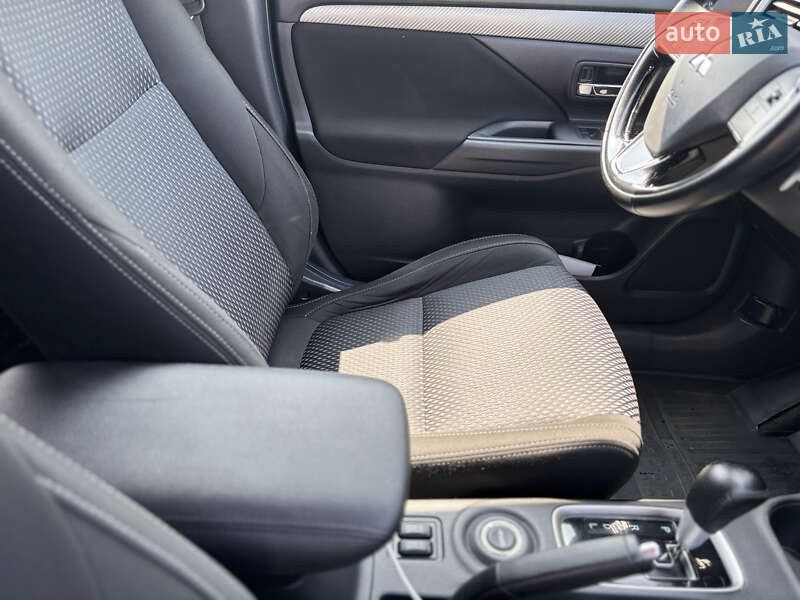 Внедорожник / Кроссовер Mitsubishi Outlander 2016 в Киеве