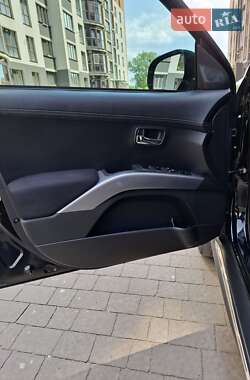 Внедорожник / Кроссовер Mitsubishi Outlander 2011 в 