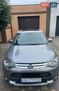 Внедорожник / Кроссовер Mitsubishi Outlander 2014 в 