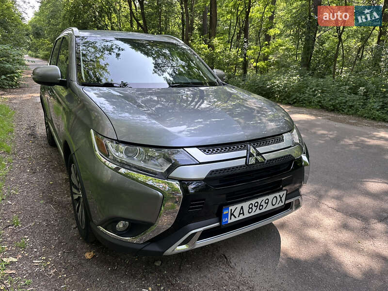 Позашляховик / Кросовер Mitsubishi Outlander 2019 в Києві
