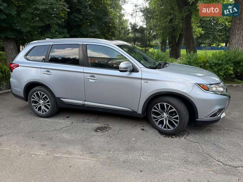 Внедорожник / Кроссовер Mitsubishi Outlander 2016 в Киеве