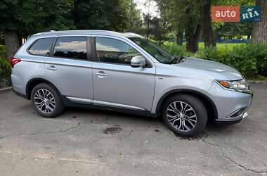 Внедорожник / Кроссовер Mitsubishi Outlander 2016 в 