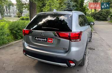 Внедорожник / Кроссовер Mitsubishi Outlander 2016 в 