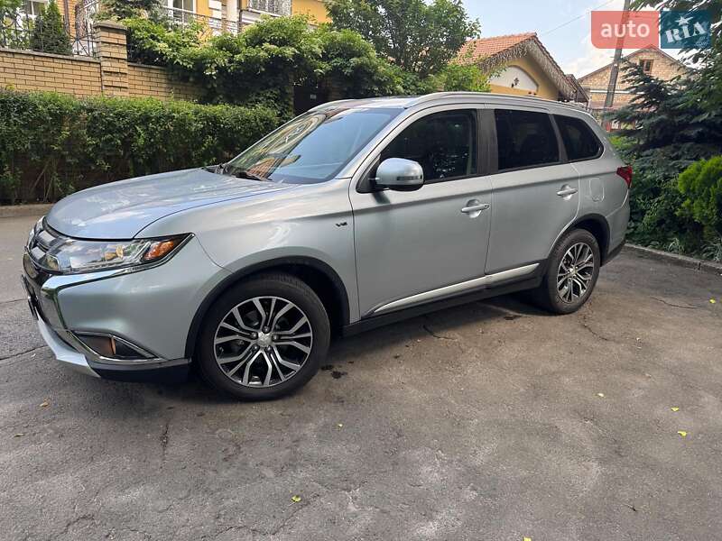 Внедорожник / Кроссовер Mitsubishi Outlander 2016 в Киеве