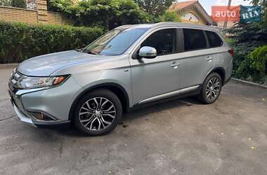 Внедорожник / Кроссовер Mitsubishi Outlander 2016 в 