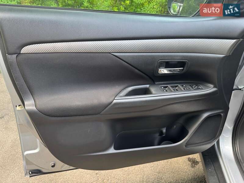 Внедорожник / Кроссовер Mitsubishi Outlander 2016 в Киеве
