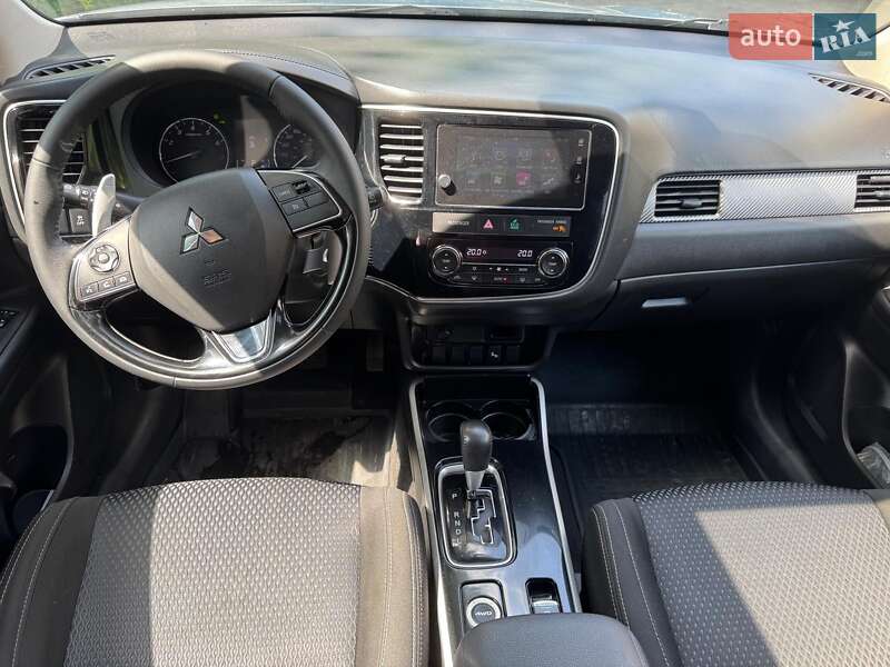 Внедорожник / Кроссовер Mitsubishi Outlander 2016 в Киеве