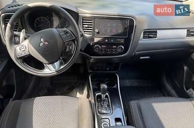 Внедорожник / Кроссовер Mitsubishi Outlander 2016 в 