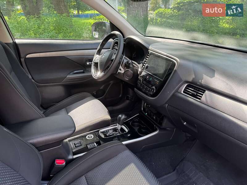 Внедорожник / Кроссовер Mitsubishi Outlander 2016 в Киеве
