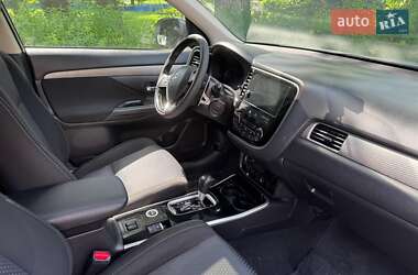 Внедорожник / Кроссовер Mitsubishi Outlander 2016 в 
