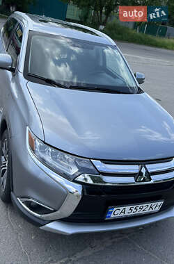 Внедорожник / Кроссовер Mitsubishi Outlander 2015 в 