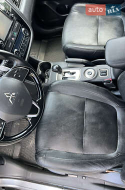 Внедорожник / Кроссовер Mitsubishi Outlander 2015 в 