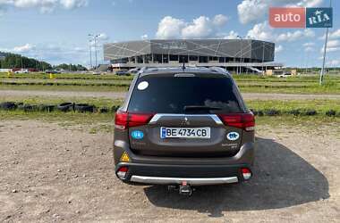 Внедорожник / Кроссовер Mitsubishi Outlander 2016 в 