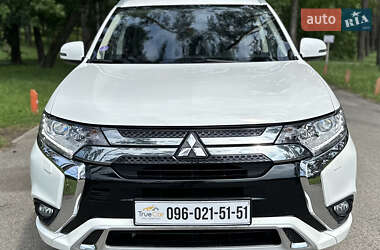 Внедорожник / Кроссовер Mitsubishi Outlander 2020 в Киеве
