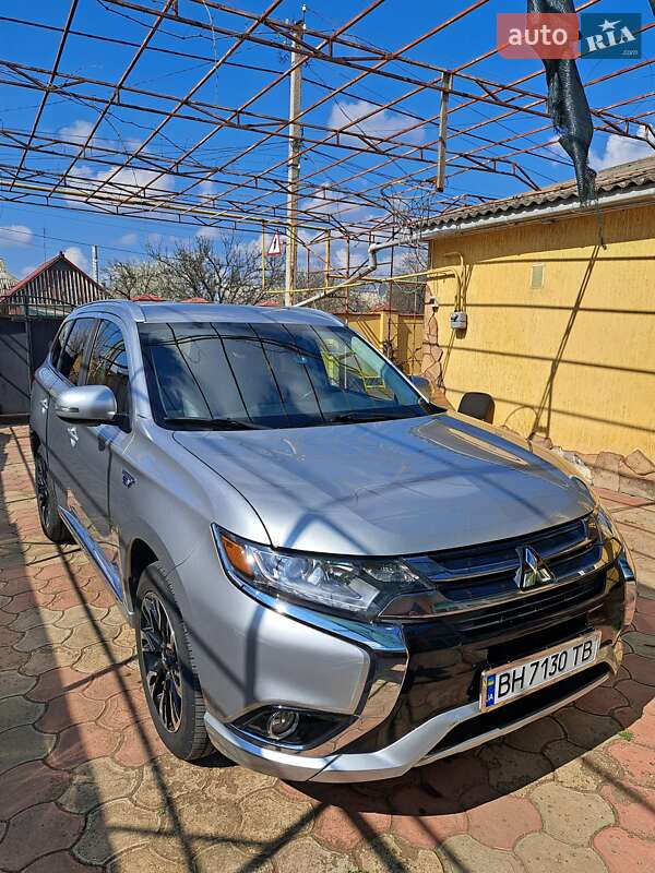 Внедорожник / Кроссовер Mitsubishi Outlander 2017 в Беляевке