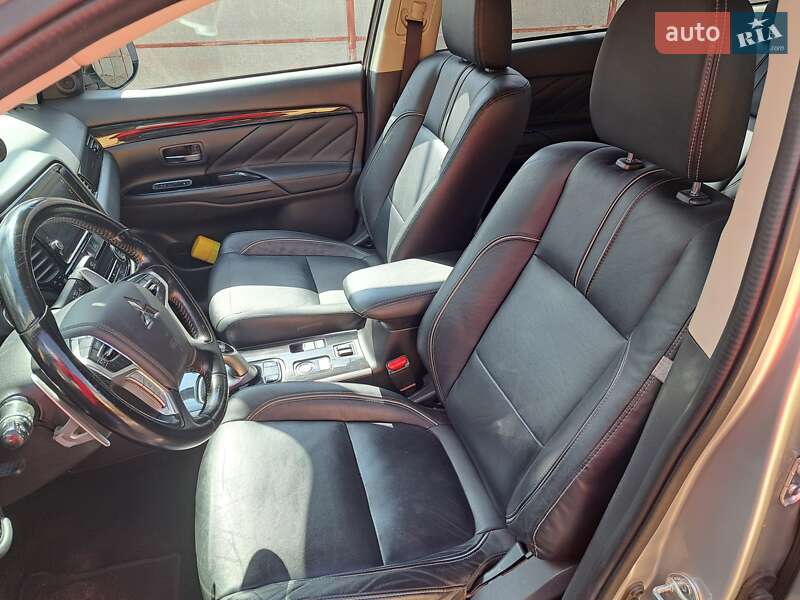 Внедорожник / Кроссовер Mitsubishi Outlander 2017 в Беляевке