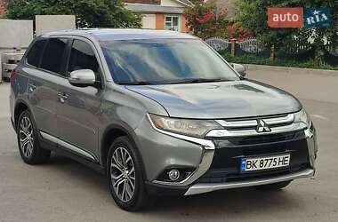 Внедорожник / Кроссовер Mitsubishi Outlander 2015 в Млинове