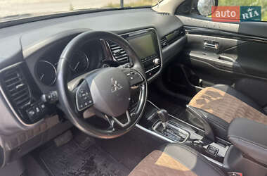 Внедорожник / Кроссовер Mitsubishi Outlander 2021 в 