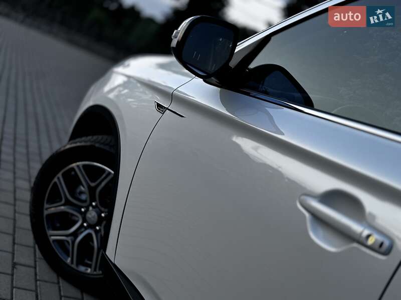 Внедорожник / Кроссовер Mitsubishi Outlander 2015 в Дрогобыче