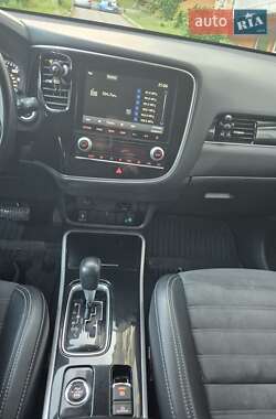 Внедорожник / Кроссовер Mitsubishi Outlander 2019 в 