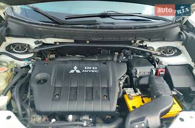 Внедорожник / Кроссовер Mitsubishi Outlander 2010 в 