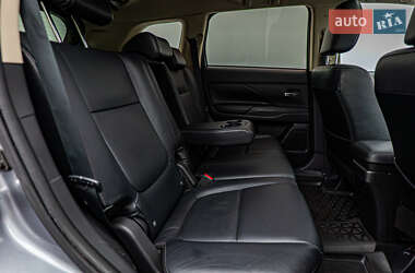 Внедорожник / Кроссовер Mitsubishi Outlander 2013 в 