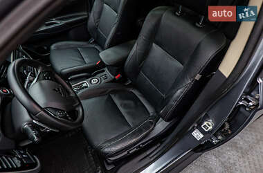 Внедорожник / Кроссовер Mitsubishi Outlander 2013 в 
