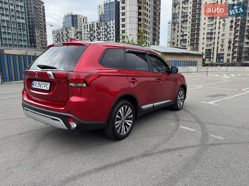 Внедорожник / Кроссовер Mitsubishi Outlander 2023 в Киеве