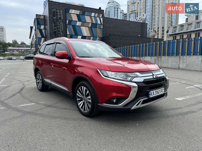 Внедорожник / Кроссовер Mitsubishi Outlander 2023 в Киеве