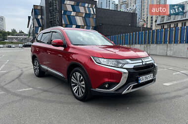 Внедорожник / Кроссовер Mitsubishi Outlander 2023 в 