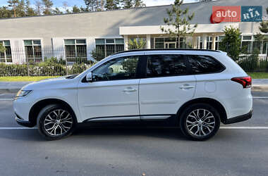 Внедорожник / Кроссовер Mitsubishi Outlander 2015 в 
