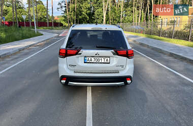 Внедорожник / Кроссовер Mitsubishi Outlander 2015 в 