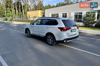Внедорожник / Кроссовер Mitsubishi Outlander 2015 в 