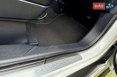 Внедорожник / Кроссовер Mitsubishi Outlander 2012 в 