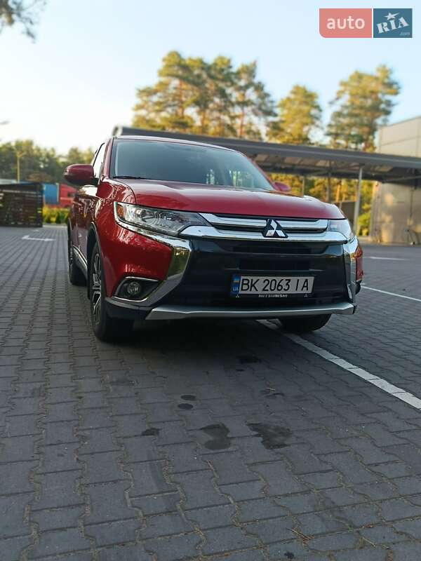 Внедорожник / Кроссовер Mitsubishi Outlander 2017 в Луцке