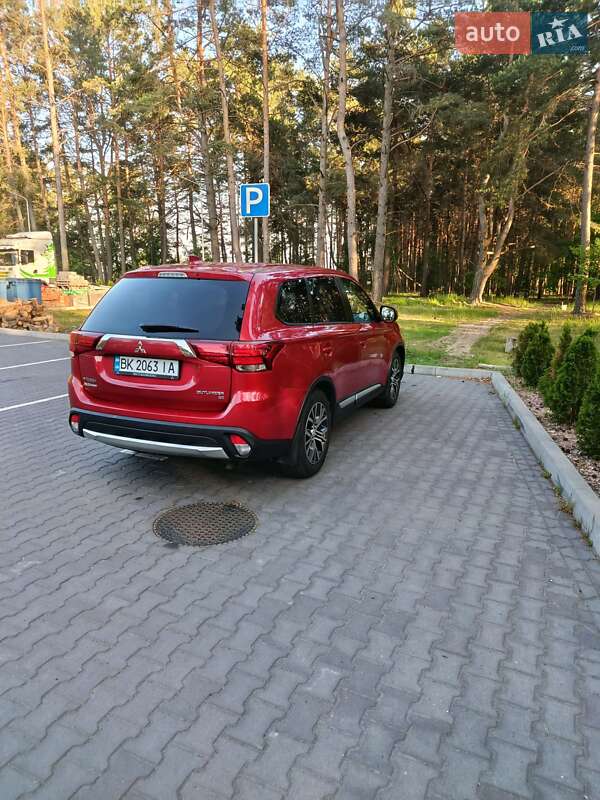 Внедорожник / Кроссовер Mitsubishi Outlander 2017 в Луцке