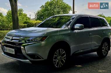 Внедорожник / Кроссовер Mitsubishi Outlander 2015 в 