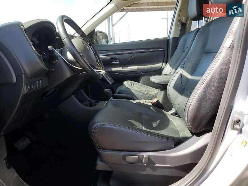 Внедорожник / Кроссовер Mitsubishi Outlander 2016 в Львове