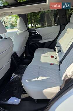 Позашляховик / Кросовер Mitsubishi Outlander 2023 в 
