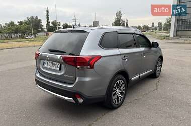 Внедорожник / Кроссовер Mitsubishi Outlander 2017 в 