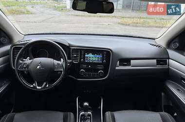 Внедорожник / Кроссовер Mitsubishi Outlander 2017 в 
