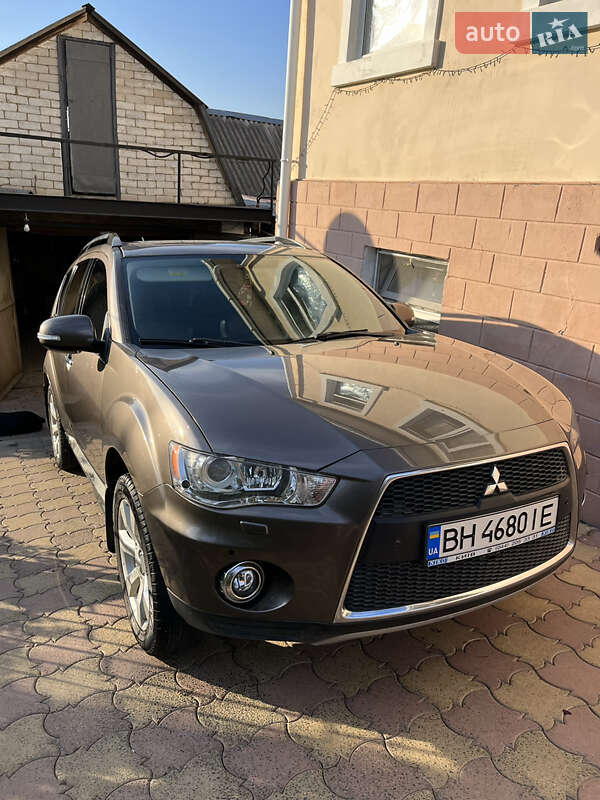 Позашляховик / Кросовер Mitsubishi Outlander 2011 в Окнах