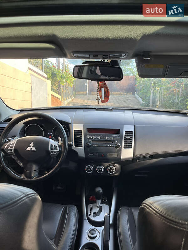 Позашляховик / Кросовер Mitsubishi Outlander 2011 в Окнах