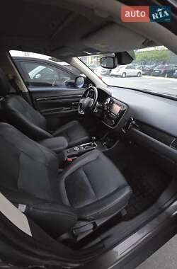 Внедорожник / Кроссовер Mitsubishi Outlander 2015 в 