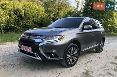 Внедорожник / Кроссовер Mitsubishi Outlander 2019 в Львове