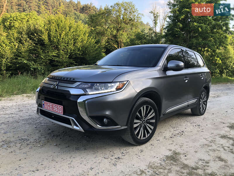 Позашляховик / Кросовер Mitsubishi Outlander 2019 в Львові
