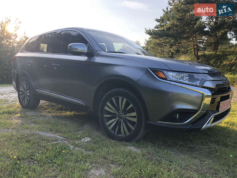 Позашляховик / Кросовер Mitsubishi Outlander 2019 в Львові